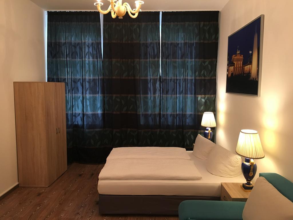 Hotel-Pension Adamshof Berlin Dış mekan fotoğraf